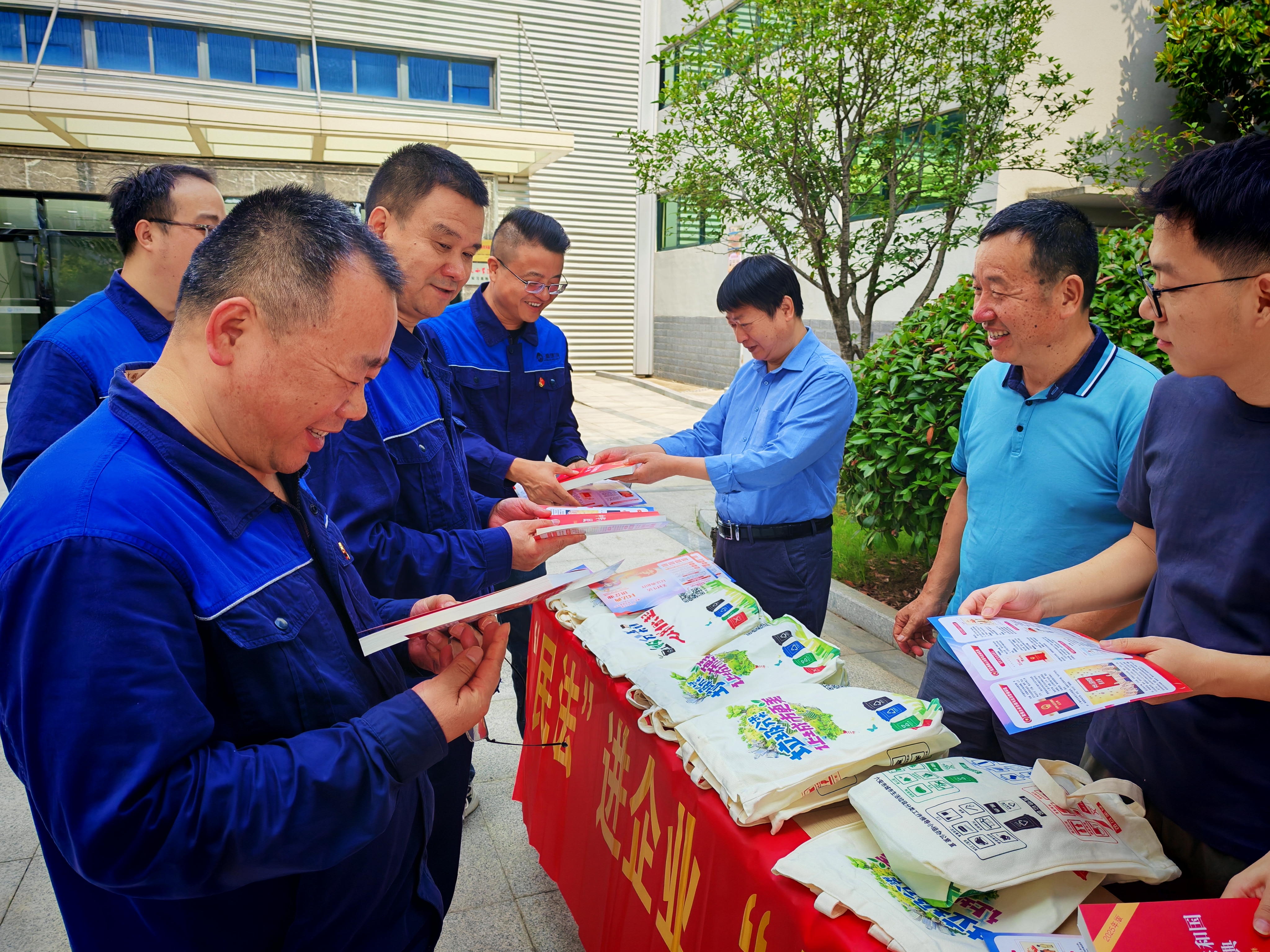 環(huán)衛(wèi)處民法典進(jìn)企業(yè)照片1.jpg